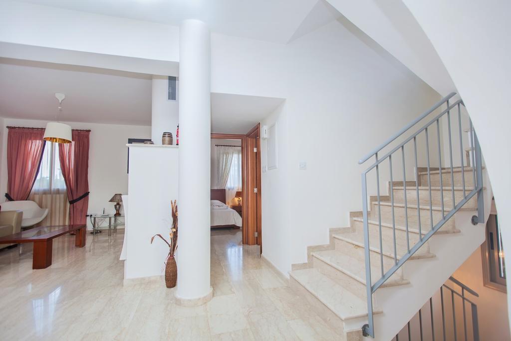 Polis Villa Saraliana Sandy Beach Villas - Heated Pool - Jacuzzi - Private Beach Area חדר תמונה